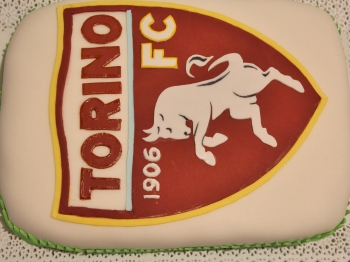 Torta Toro Torino in pasta di zucchero con la base al cacao e farcia alla crema